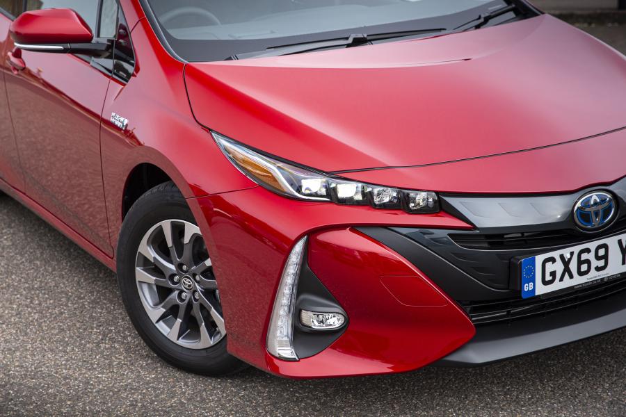 Детали экстерьера Toyota Prius Plug-in Hybrid Business Edition+ 2019 года  (UK) (фото 11 из 30)